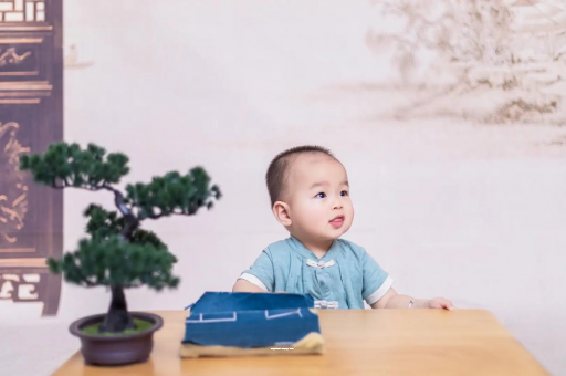 长春怀孕肚子中间凹两边凸